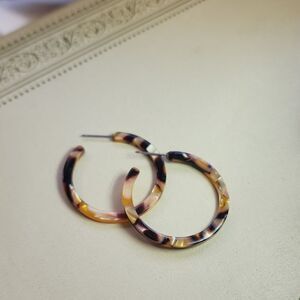 Stylish Acrylic Tortoise Shell Style Hoop Earrings